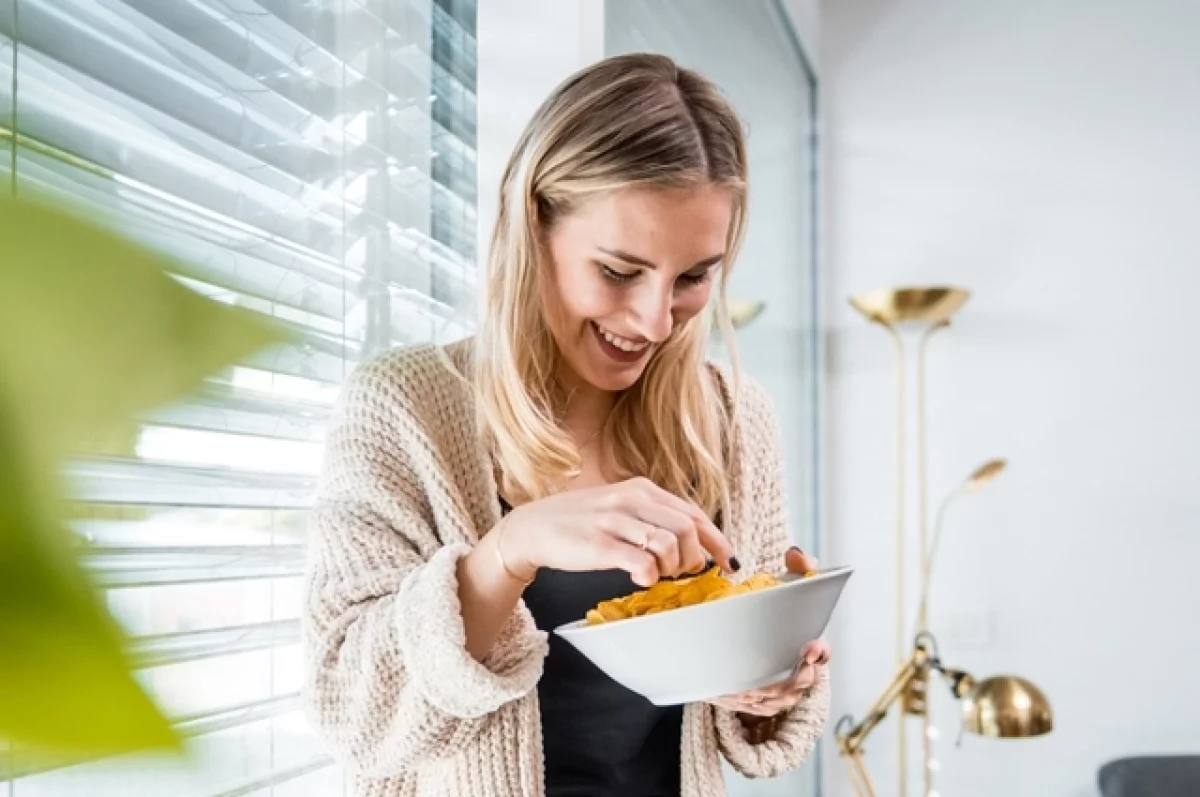 Подсесть на чипсы. Биолог объяснила, как возникает зависимость от вредного